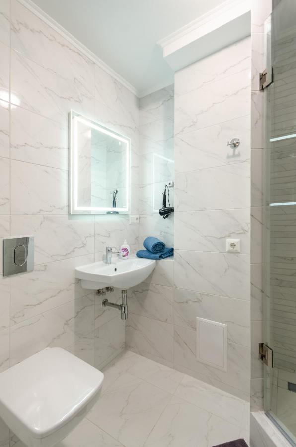 Artal Apartment On Obolonskyi Avenue 16 Kiev Buitenkant foto